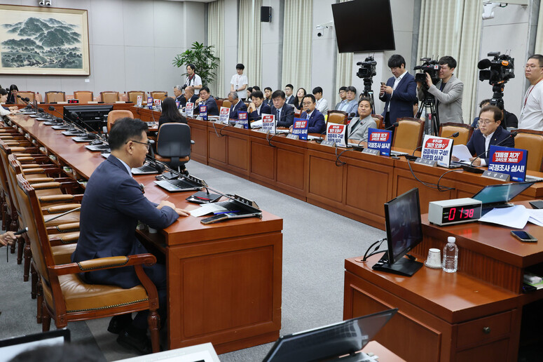 １４日午前、与党議員が欠席する中、国会運営委員会本会議が開かれた。 ユンハプニュース
