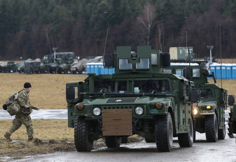우크라이나 사태에 대응해 폴란드에 배치된 미군 병력이 23일 공군기지에서 이동하고 있다. 로이터 연합뉴스