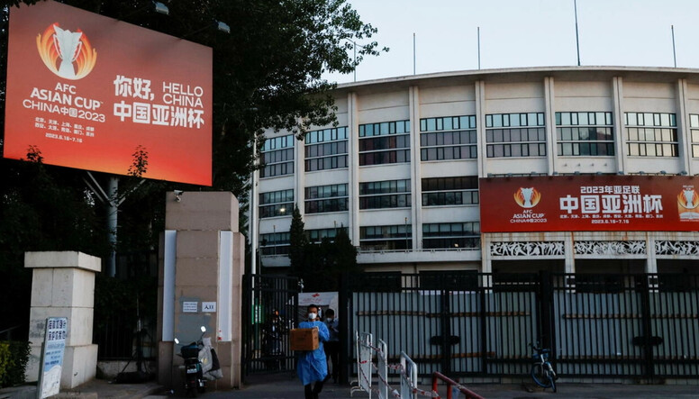Um outdoor de boas-vindas à Copa da Ásia está pendurado no Estádio dos Trabalhadores em Pequim, China, no dia 14.  Pequim / Reuters Yonhap News