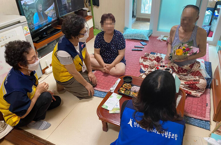전주의료사협에서 교육받은 건강지킴이들이 한 노인의 집에 방문해 생일파티를 하고 있다. 전주의료복지사회적협동조합 제공