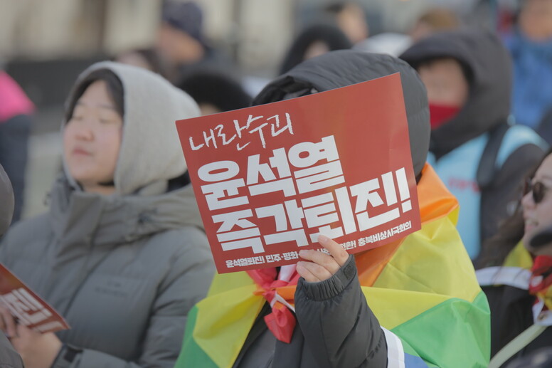 2025년 2월8일 충북도청 앞에서 ‘청주페미니스트네트워크 걔네’에서 활동하는 김솔미(가명)씨가 광장 집회에 참여하고 있다. 김솔미 제공