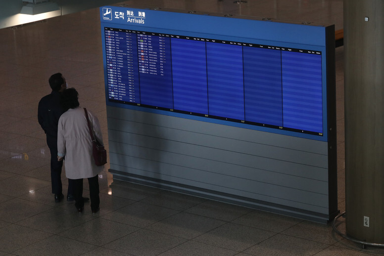 Incheon International Airport is nearly empty amid the novel coronavirus pandemic on Mar. 25. (Yonhap News)