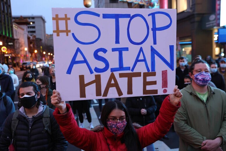 Activists participate in a vigil in response to the Atlanta spa shootings Wednesday in the Chinatown area of Washington. (AFP/Yonhap News)