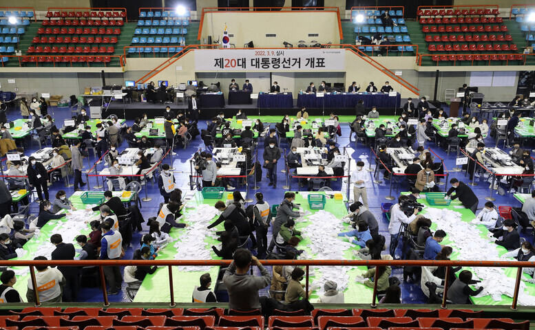 Poll workers tally votes on the evening of March 9, the day of the election, in the Goejeong neighborhood of Daejeon. (Yonhap News)