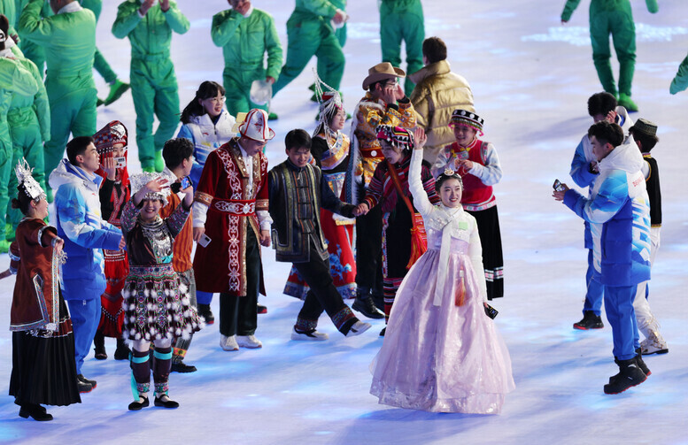 An ethnically Korean Chinese participant dressed in a hanbok waves her hand to the crowd during the opening ceremony of the 2022 Beijing Winter Olympics, held at the National Stadium on Friday evening. (Yonhap News)