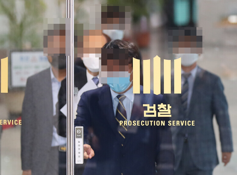 The Supreme Prosecutors’ Office (SPO) investigation review panel for the case of Samsung Electronics Vice Chairman Lee Jae-yong finish up a meeting on June 26. (Yonhap News)