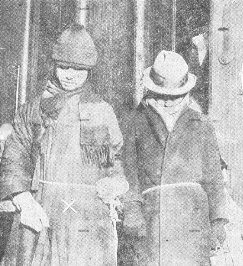 1928년 2월4일 포승줄에 묶인 채 경성으로 이송 중인 채그리고리(왼쪽). 임경석 제공