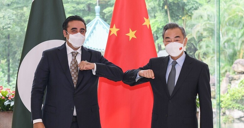 Pakistan Foreign Minister Bilawal Bhutto Zadari (left) bumps elbows with Chinese Foreign Minister Wang Yi after a bilateral meeting in Guangzhou, China, on May 22. (Xinhua/Yonhap News)
