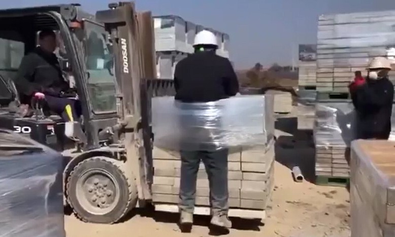 전남 나주의 한 벽돌 생산 공장에서 스리랑카 국적의 이주노동자를 화물에 결박하고 지게차로 들어 올리는 인권유린 사건이 발생했다. 전남이주노동자인권네트워크 제공
