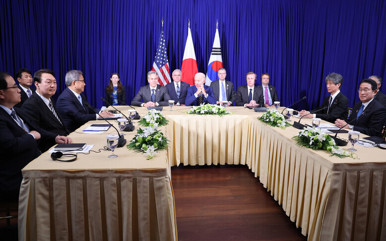 President Yoon Suk-yeol of South Korea (left) takes part in a summit with President Joe Biden of the US (center) and Prime Minister Fumio Kishida of Japan (right) in Phnom Penh, Cambodia, on Nov. 13. (Yonhap)