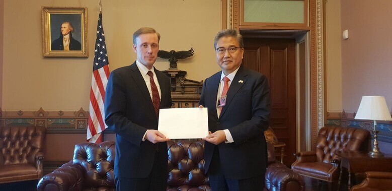 Park Jin, the People Power Party lawmaker deading up President-elect Yoon Suk-yeol’s delegation to Washington, poses with Jake Sullivan, the US national security advisor, holding a letter sent by Yoon to US President Joe Biden on April 5. (provided by Yoon’s US delegation)