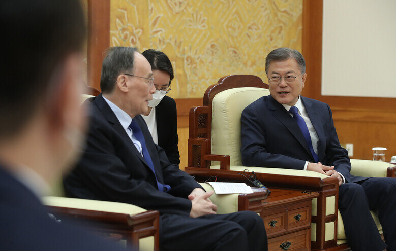 Chinese Vice President Wang Qishan (left) speaks with former President Moon Jae-in at the Blue House on May 9. (Yonhap News)