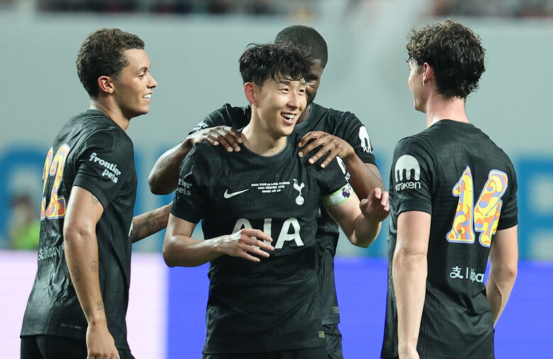 Son Heung -min is replaced in the second half and shares his colleagues after playing the last game at Tottenham. Yonhap News