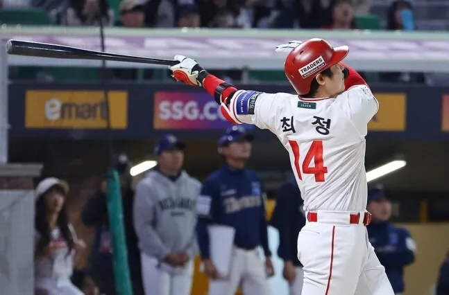 ‘리빙 레전드’ 최정, KBO 최초 20시즌 연속 두 …