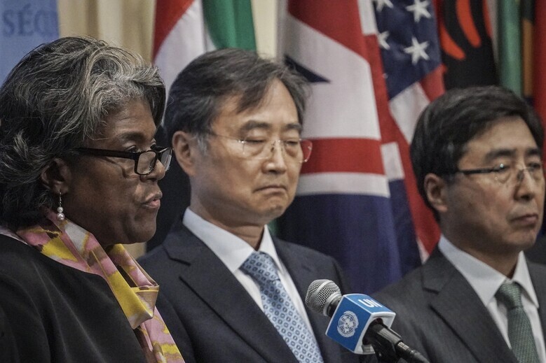 From left to right, Linda Thomas-Greenfield, the US ambassador to the UN; Cho Hyun, the South Korean ambassador to the UN; and Kimihiro Ishikane, the Japanese ambassador to the UN hold a press briefing following a closed-door meeting on March 25. (AP/Yonhap News)