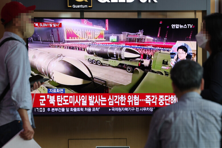 A monitor at Seoul Station displays news coverage related to North Korea’s launch of a presumed SLBM on May 7. (Yonhap News)