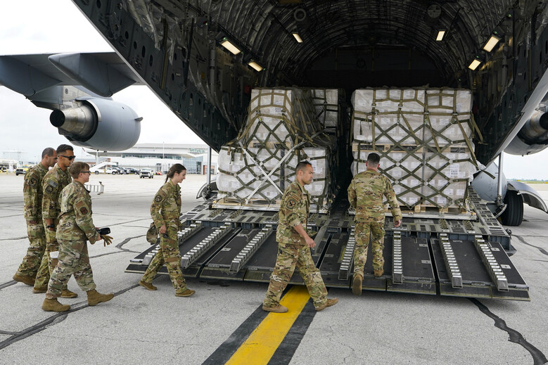 미군 장병들이 22일 인디애나폴리스 공항에 도착한 수송기에서 분유를 하역하고 있다. 인디애나폴리스/AP 연합뉴스