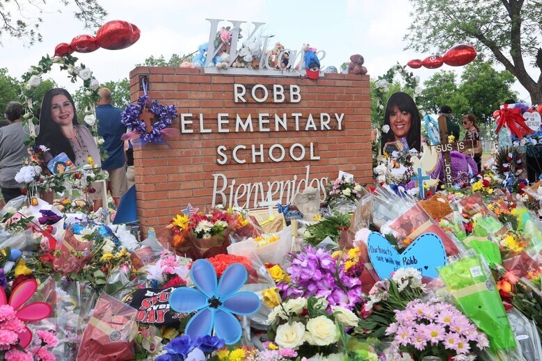 학생 19명과 함께 희생된 미국 텍사스주 롭초등학교 교사들 사진이 지난달 30일 학교 입구 양쪽에 놓여 있다. 유밸디/AFP 연합뉴스