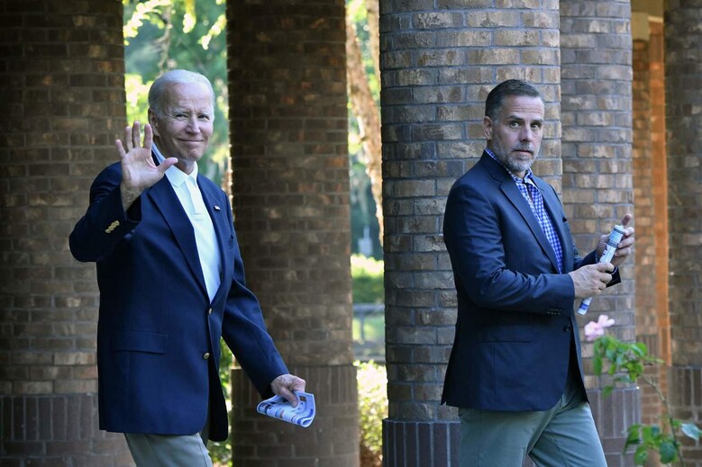 사우스캐롤라이나주 존스섬에서 여름휴가를 보내는 조 바이든 미국 대통령이 13일 아들 헌터와 교회에서 예배를 보고 나오던 중 카메라를 향해 손을 흔들고 있다. 존스섬/AFP 연합뉴스