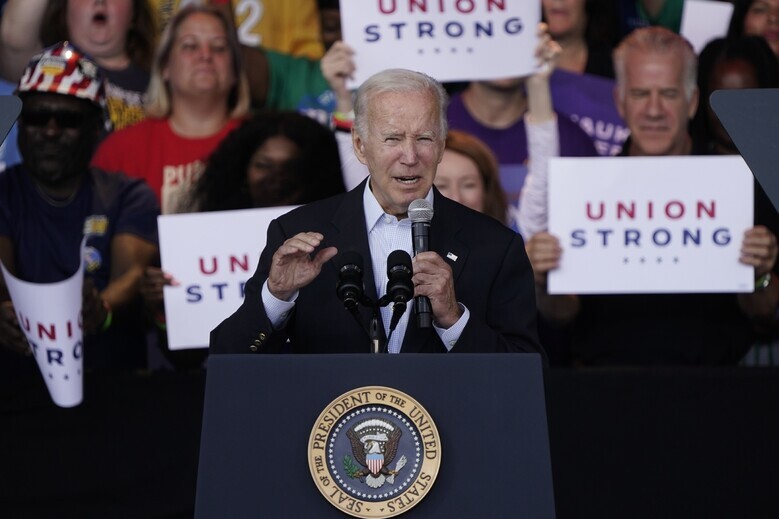 US President Joe Biden gives a speech for Labor Day while campaigning for the midterms in Wisconsin on Sept. 5. (AP/Yonhap News)
