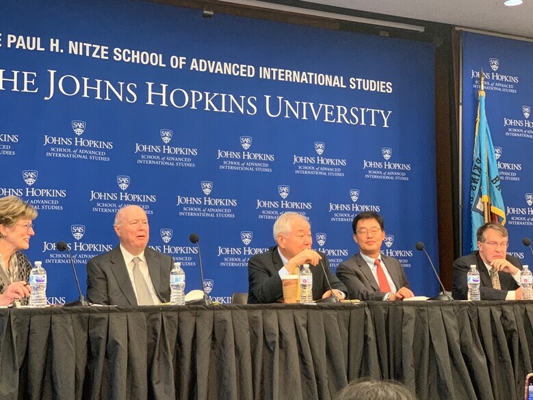 Moon Chung-in, chairman of the Sejong Institute, speaks at a seminar held at the Johns Hopkins School of Advanced International Studies in Washington on Oct. 6. (Lee Bong-young/The Hankyoreh)