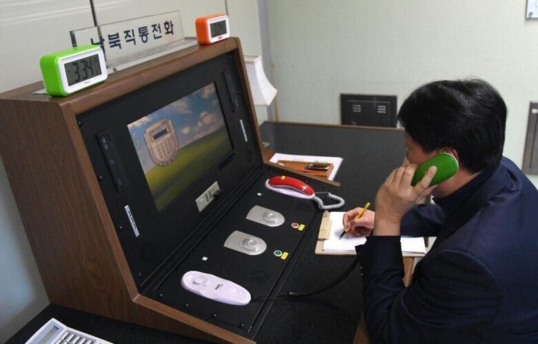 A South Korean Unification Ministry liaison officer tries to make contact with North Korea via a hotline in Panmunjom’s Joint Security Area (JSA). (provided by the Ministry of Unification)