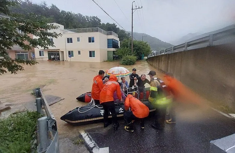 ‘전역 호우특보’ 경남…보트로 노인요양원 대피 작전까지
