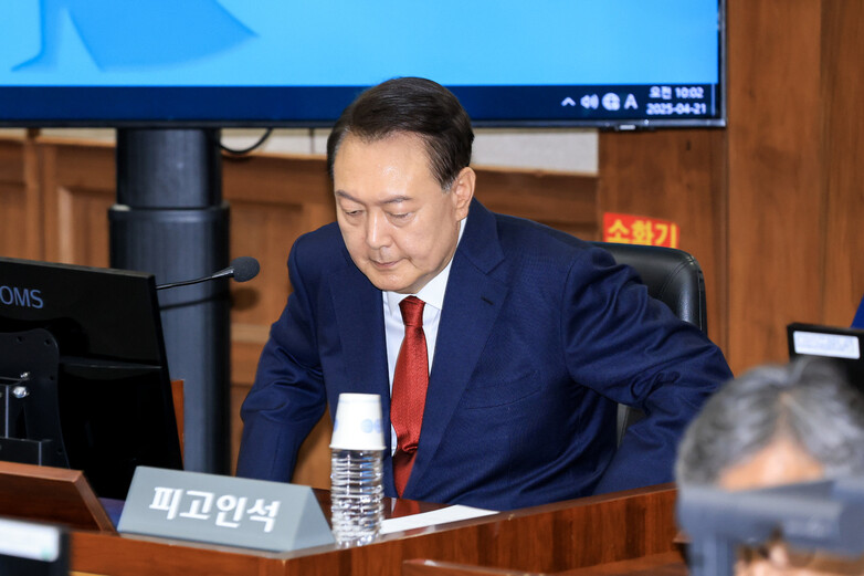 ‘내란 우두머리’ 윤석열이 2025년 4월21일 서울중앙지법에서 열린 재판에 출석해 피고인석에 앉고 있다. 사진공동취재단