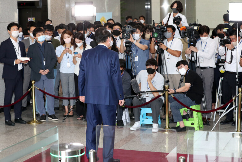 President Yoon Suk-yeol fields questions from reporters while on his way into the presidential office in Yongsan, Seoul, on Aug. 16. (presidential office pool photo)