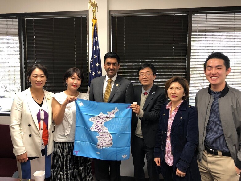 Members of the Korea Peace Now Grassroots Network in the office of Democratic congressman Ro Khanna in 2019. (Lee Cheol-ho)
