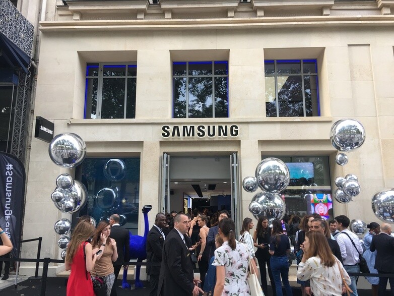 A Samsung brand experience center along Paris’ Avenue des Champs-Élysées.