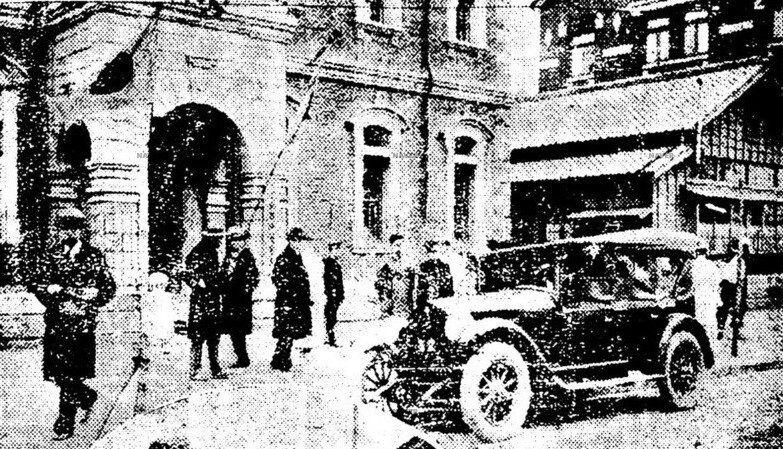 1928년 2월 공산당 검거 사건 당시 분주한 종로경찰서 정문 앞. 조선일보 1929년 11월1일치(호외)