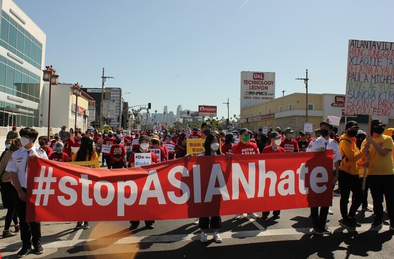 Demonstrators hold a banner reading “stopASIANhate” as they march during a National Day of Action rally against Asian hate in Los Angeles’ Koreatown on Saturday. (Lee Cheol-ho)