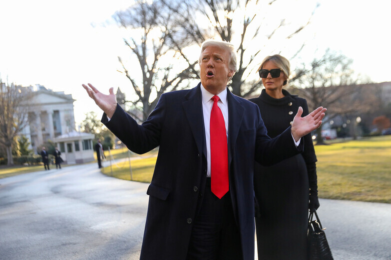 Former US President Donald Trump and First Lady Melania Trump are about to board Marine One and leave the White House on Jan. 20, the day of the inauguration of US President Joe Biden. (Reuters/Yonhap News)