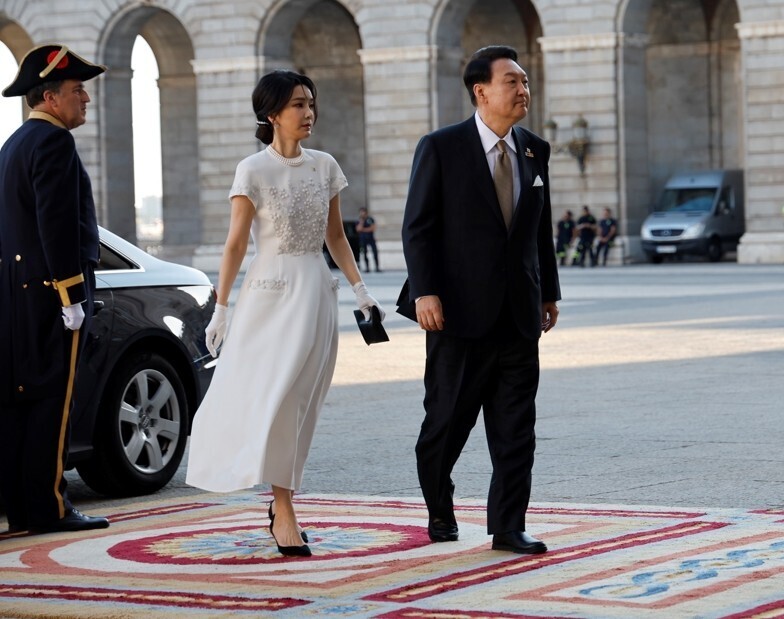 President Yoon Suk-yeol and first lady Kim Keon-hee arrive for a gala dinner for leaders of NATO summit participant nations on June 28 in Madrid, Spain. (Yonhap News)