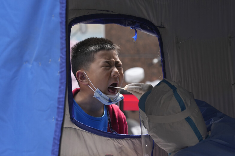 Uma criança é testada para COVID-19 em Pequim, China, no dia 12.  Agência de Notícias Pequim / Yonhap AP
