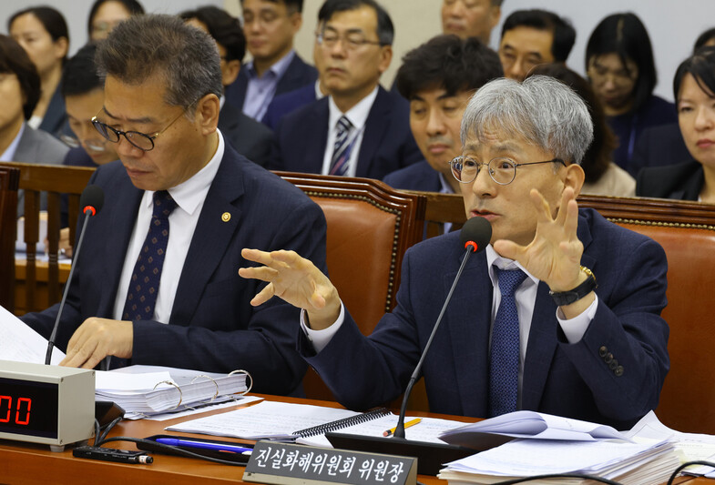 김광동 진실화해위 위원장이 10일 오전 서울 여의도 국회에서 열린 행정안전위원회 국정감사에서 ‘진도 사건’ 유족들에 대한 견해를 밝히고 있다. 윤운식 선임기자 yws@hani.co.kr