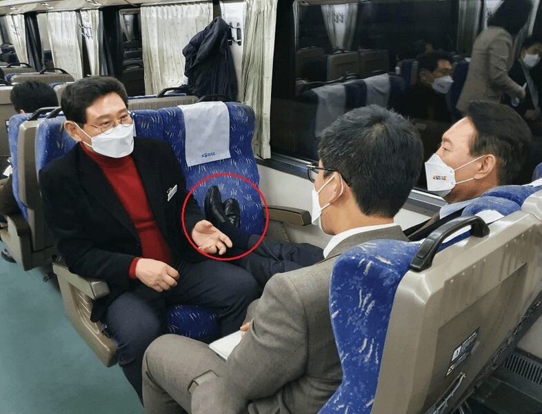 2월13일 공개된 윤석열 국민의힘 대선 후보가 무궁화호 열차에서 맞은편 좌석에 구둣발을 올려놓은 모습. 페이스북 갈무리