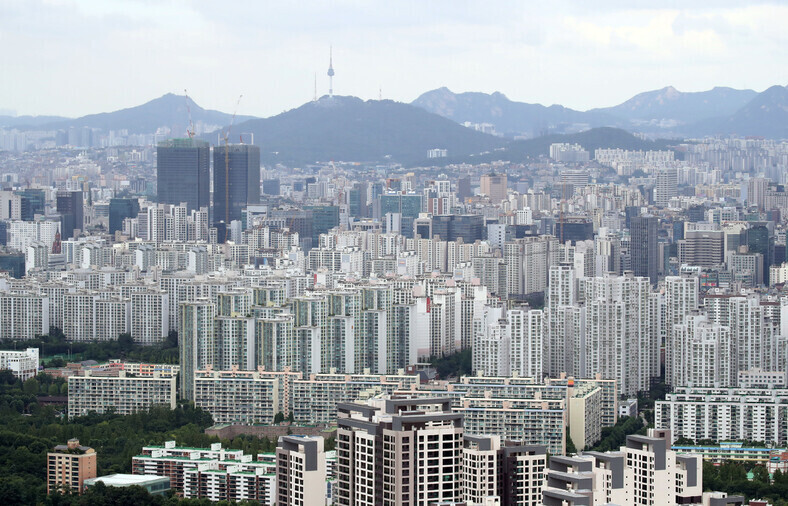 An apartment complex in Seoul’s Gangnam District is pictured. (Yonhap News)