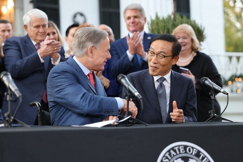 Texas Gov. Greg Abbott (left) and Samsung Electronics Vice Chairman Kim Ki-nam (right) shake hands at a press conference held at the governor’s residence in Texas on Tuesday. (provided by Samsung Electronics)