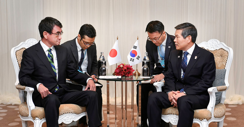 South Korean Defense Minister Jeong Kyeong-doo and Japanese Defense Minister Taro Kono hold bilateral talks in Bangkok on Nov. 17. (Ministry of National Defense)