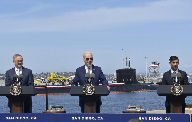 President Joe Biden of the US (center) announces plans for AUKUS with Australian Prime Minister Anthony Albanese (left) and British Prime Minister Rishi Sunak with the Virginia class nuclear-powered USS Missouri submarine in a port in San Diego, California, on Feb. 13. (UPI/Yonhap)