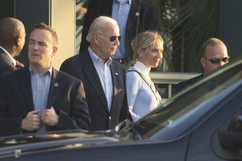 여름휴가 중인 조 바이든 미국 대통령이 15일 사우스캐롤라이나주 키아와섬의 비치클럽을 떠나고 있다. 오른쪽은 며느리 멀리사 코언이다. 키아와섬/AP 연합뉴스