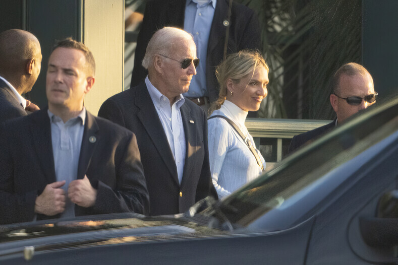 President Joe Biden of the US steps out of a beach club in South Carolina on Aug. 15. (AP/Yonhap News)