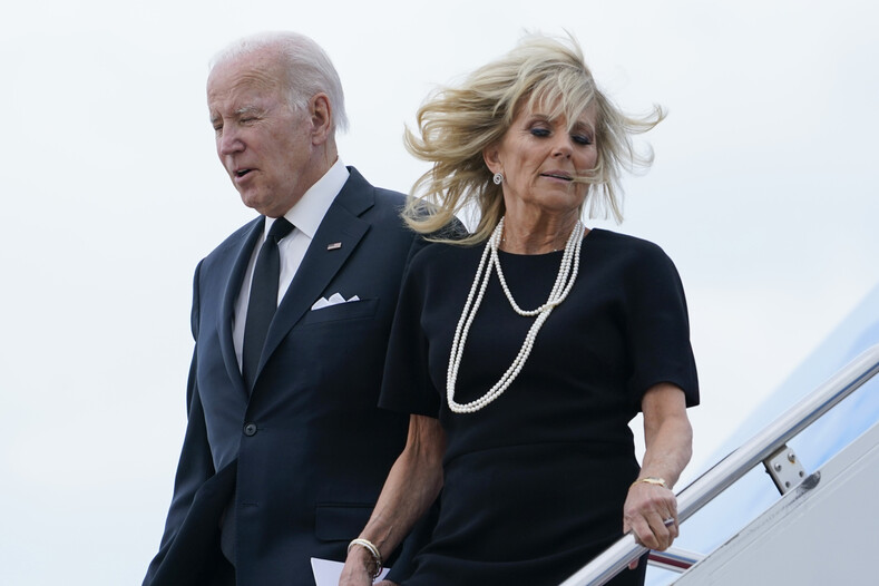 조 바이든 미국 대통령 내외가 엘리자베스 2세 영국 여왕 장례식에 참석한 뒤 19일 워싱턴 인근 앤드루스 공군기지에 도착한 전용기에서 내리고 있다. AP 연합뉴스