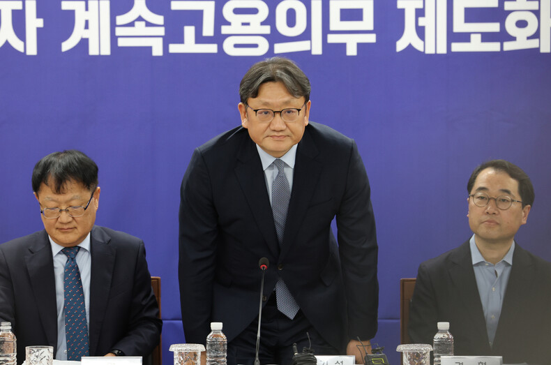 2025년 5월8일 서울 종로구 대통령 직속 경제사회노동위원회에서 열린 ‘고령자 계속고용의무 제도화 공익위원 제언' 브리핑에서 권기섭 경사노위 위원장이 자리에 앉고 있다. 연합뉴스