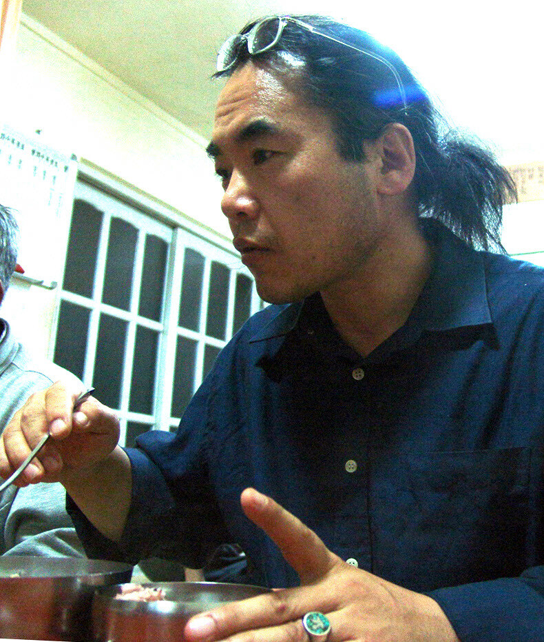 2005년 부산 애빈교회에서 노숙인들과 함께 기거하며 식사 중인 김홍술 목사. 조현 종교전문기자