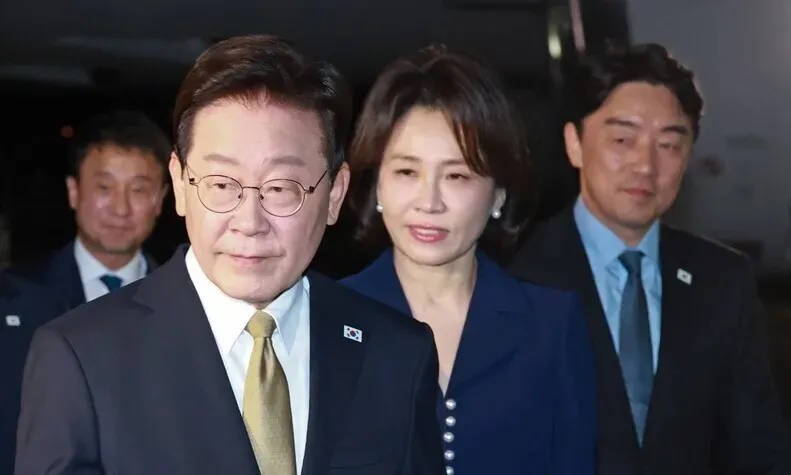South Korean President Lee Jae Myung and first lady Kim Hae-kyung arrive in Korea on Sept. 27, 2026, after deplaning from the presidential jet at Seoul Air Base in Seongnam, Gyeonggi Province. (Yonhap)