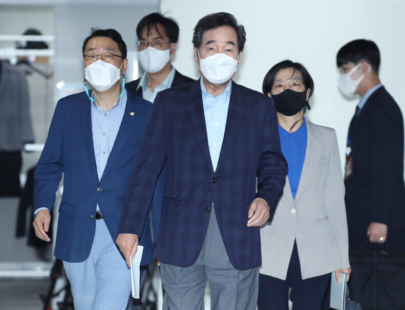 Former Democratic Party leader Rep. Lee Nak-yon walks into the press room at the National Assembly on Sunday to announce his policy plans for keeping women safe from sex-related and gender-based crimes. (Yonhap News)