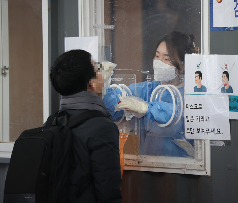 신종 코로나바이러스 감염증 신규 확진자가 1만6096명을 기록한 28일 오전 서울역 코로나19 선별진료소를 찾은 시민들이 검사를 받고 있다. 연합뉴스